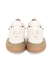 Weiße Sneaker mit einem grünen Wildlederakzent um die Zehenpartie, ausgestattet mit Perforationen, flachen Schnürsenkeln und einer Sohlen aus Gummi.