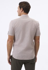 Kurzarmhemd mit braun-weißen vertikalen Streifen, ausgestattet mit einem Button-down-Kragen und umgeschlagenen Ärmeln, aus leichtem Stoff gefertigt.