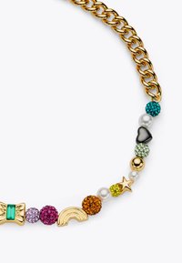 Collier chaîne en or orné de perles colorées, comprenant des sphères pailletées, une perle et des pendentifs en forme d'étoile et d'arc-en-ciel.
