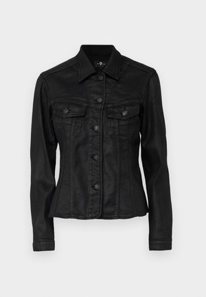 Giacca di jeans nera con un design aderente, due tasche sul petto e chiusura con bottoni. Presenta un colletto classico e dettagli di cucitura in evidenza.