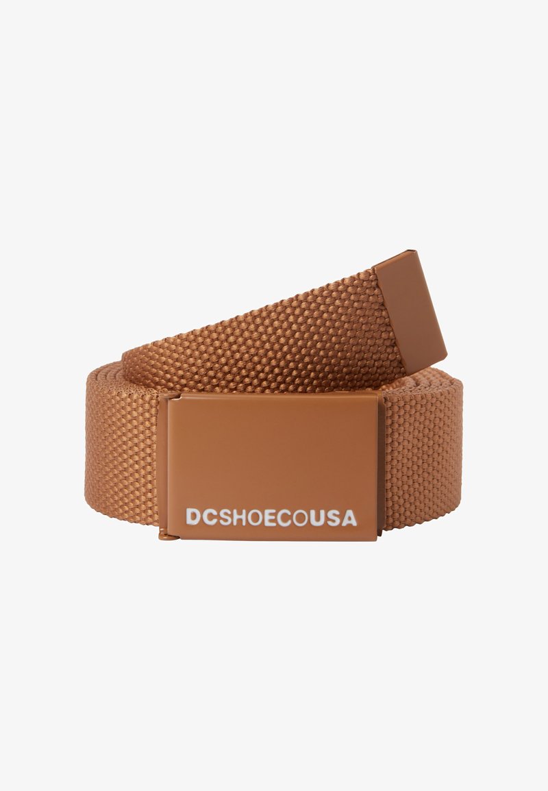 Geweven bruine riem met een gladde metalen sluiting die een wit logo toont. De riem is textuur en plat, geschikt voor casual kleding.
