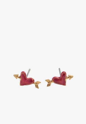 Orecchini a forma di cuore rossi con accenti dorati e piccoli dettagli a freccia. Realizzati in metallo con una finitura lucida. Chiodini in argento per il fissaggio.