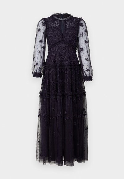 Ilgas violetinis suknelė, pagaminta iš permatomo audinio su išsiuvinėtomis gėlių raštais. Ši suknelė turi ilgus pūstašius rankoves ir nėriniuotas apykaklės bei apačios detales.