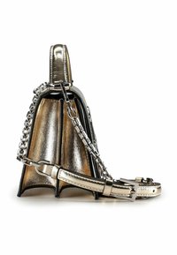 Borsa dorata metallizzata con forma strutturata, dotata di manico superiore e tracolla a catena argentata. Texture liscia con accenti neri a contrasto.