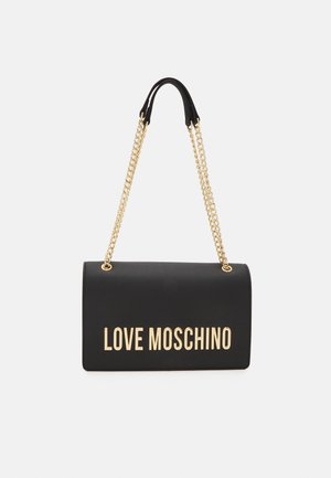 Černá kabelka z umělé kůže se zlatým řetízkovým popruhem a nápisem „LOVE MOSCHINO“ ve zlatém reliéfním provedení na přední straně. Obdélníkový design.
