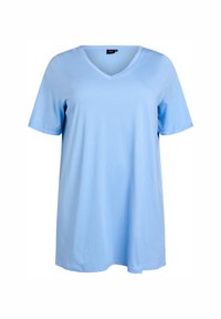 Camiseta de cuello en V de color azul claro, hecha de algodón suave, con mangas cortas y un corte relajado. Presenta una textura simple y suave, sin patrones.