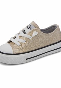 Zapatillas de lona doradas brillantes con cordones blancos y puntera de goma; cuenta con una franja de acento negra en la suela y un forro interior suave.
