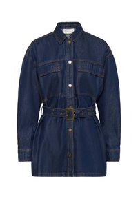 Tmavě modrá džínová bunda s dlouhými rukávy, zapínáním na knoflíky vpředu, dvěma náprsními kapsami a sladěným páskem se čtvercovou sponou.