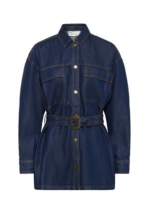 Ciemnoniebieska kurtka dżinsowa z długimi rękawami, zapinana na guziki z przodu, z dwoma kieszeniami na piersiach i pasem w tym samym kolorze z kwadratową klamrą.