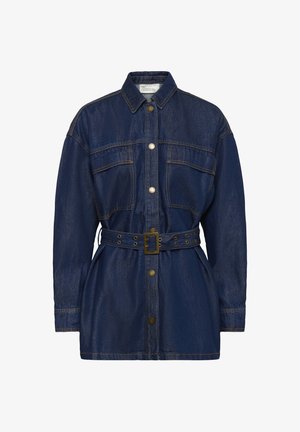 Temno modra denim jakna z dolgimi rokavi, z gumbi spredaj, dvema prsnavnima žepoma in usklajenim pasom s kvadratno sponko.
