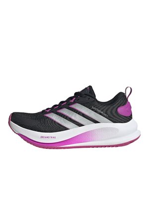 Černá a purpurová běžecká bota s bílou a růžovou podrážkou, třemi stříbrnými pruhy na boku a nápisem "DREAMSTRIKE" u podrážky.