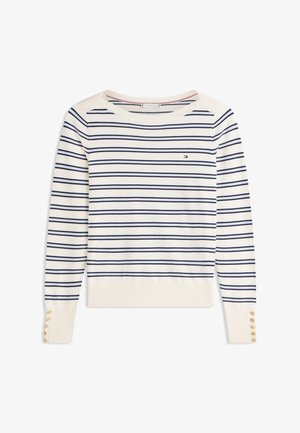 Suéter blanco de manga larga con rayas horizontales azul marino, cuello redondo, pequeño logo en el pecho y botones dorados en los puños.