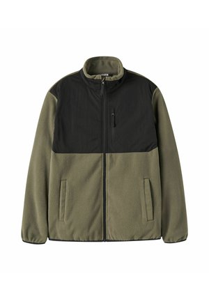 Veste polaire verte avec panneau noir sur la poitrine, fermeture éclair complète à l'avant, deux poches latérales et une poche poitrine zippée, présentée sur fond blanc.