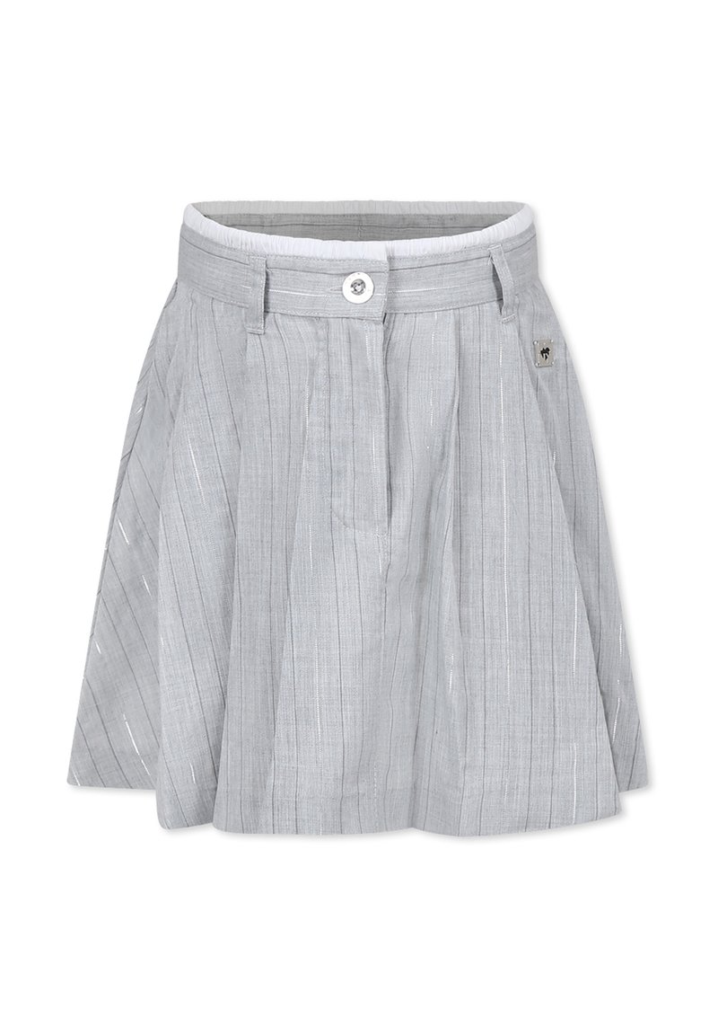 Jupe grise avec des rayures verticales, design plissé, fermeture à boutons à la taille et un petit détail d'emblème sur le côté. Texture de tissu douce.