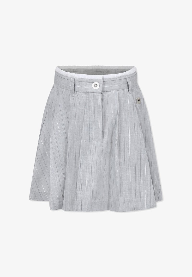 Jupe grise avec des rayures verticales, design plissé, fermeture à boutons à la taille et un petit détail d'emblème sur le côté. Texture de tissu douce.