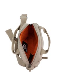 Beige Leinentasche mit orangefarbenem Innenfutter. Verfügt über einen Reißverschlussverschluss, zwei kurze Griffe und einen verstellbaren Tragegurt. Keine sichtbaren Außentaschen.