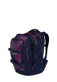Sac à dos navy avec des motifs géométriques roses, deux poches latérales, des bretelles rembourrées et plusieurs compartiments pour l'organisation. Tissu durable.