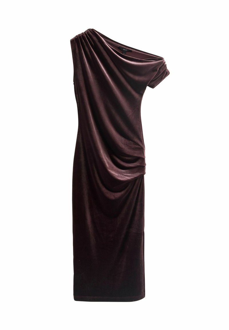 Rochie din catifea maro cu un design pe un umăr. Prezintă detalii drapate și o siluetă ajustată, cu o tăietură până la genunchi.