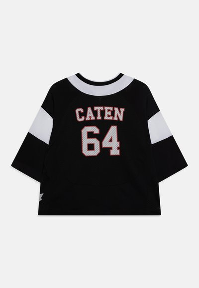 Schwarzes Kurzarmtrikot mit rundem weißen Kragen, verziert mit roten Mesh-Akzenten, dem Text "CATEN" und der Nummer "64" auf der Rückseite.