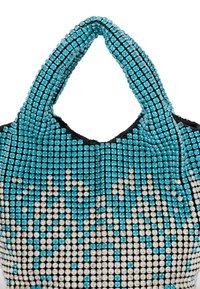 Perlehandtaske med en sort bund og et geometrisk mønster af skiftevis turkise og sølvperler. Kort, rundet hank.