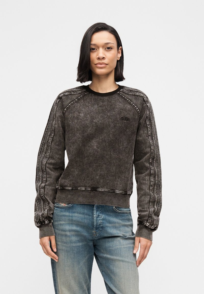 Σκούρο γκρι φούτερ με υφή, με ριμπ μανσέτες και στρογγυλή λαιμόκοψη. Διακοσμημένο με κάθετες ραφές στα μανίκια.