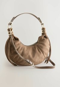 Borsa a tracolla in suede marrone con forma arrotondata, caratterizzata da una superficie testurizzata, accentuata da hardware dorato e una tracolla regolabile e rimovibile.