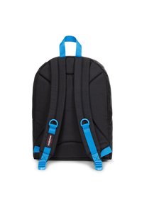 Mochila de tela negra con correas y mango azules. Diseño acolchado con correas ajustables. Presenta un logo de la marca en la parte frontal.