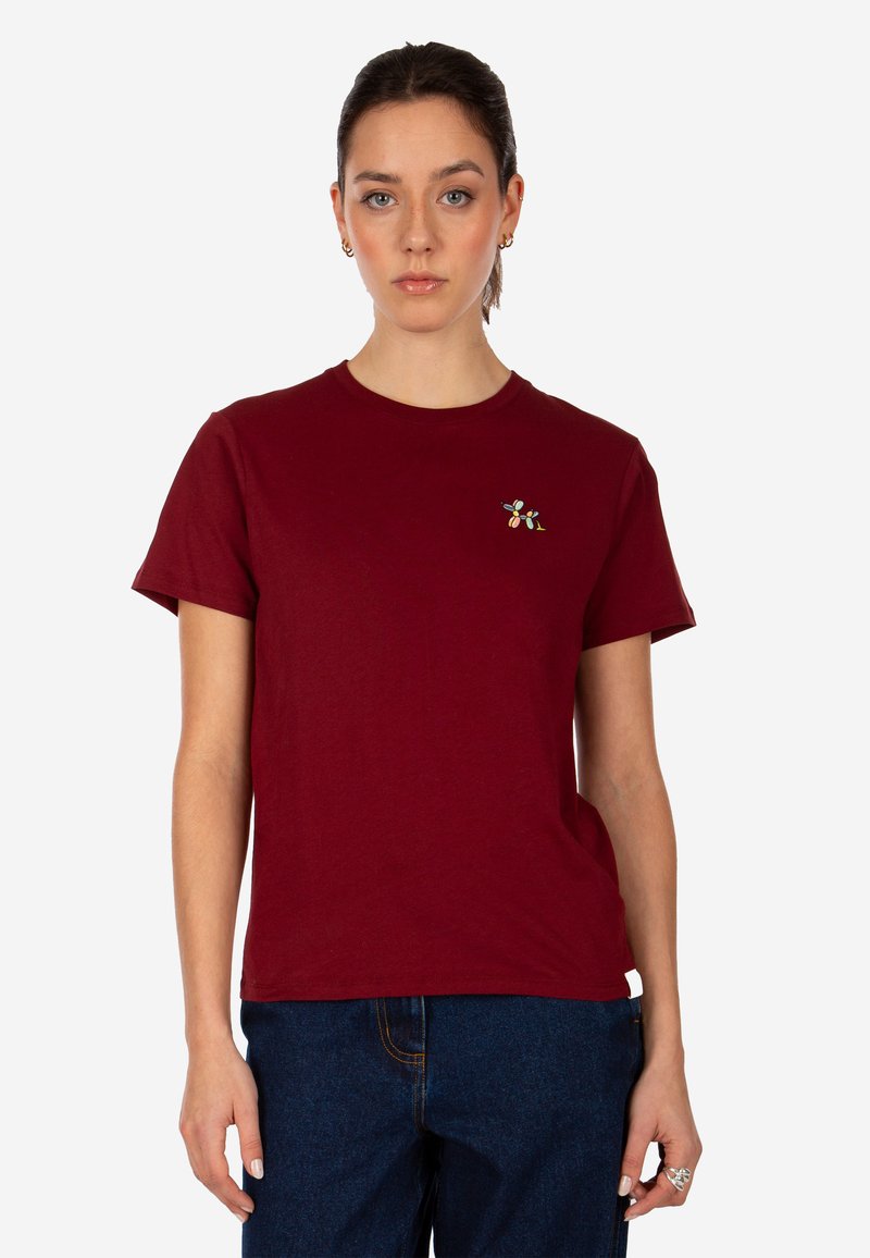 Bordeauxfarbiges T-Shirt mit kurzen Ärmeln aus Baumwolle, mit einer kleinen bunten Blumenstickerei auf der linken Brust; schlichter runder Ausschnitt.