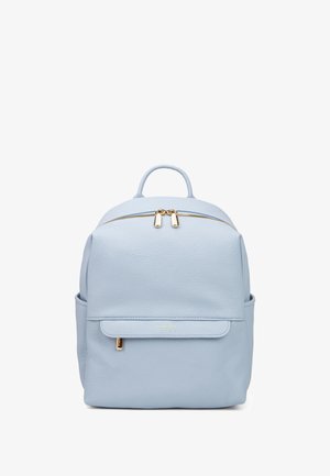 Hellblauer Leder-Rucksack mit runder Form, ausgestattet mit einem oberen Griff, einem Reißverschluss, einer Fronttasche und goldfarbenen Hardware-Details.
