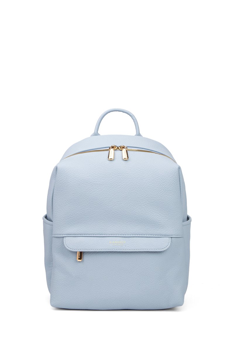 Zaino in pelle azzurro chiaro di forma arrotondata, dotato di manico superiore, chiusura con zip, tasca frontale e accessori in metallo dorato.