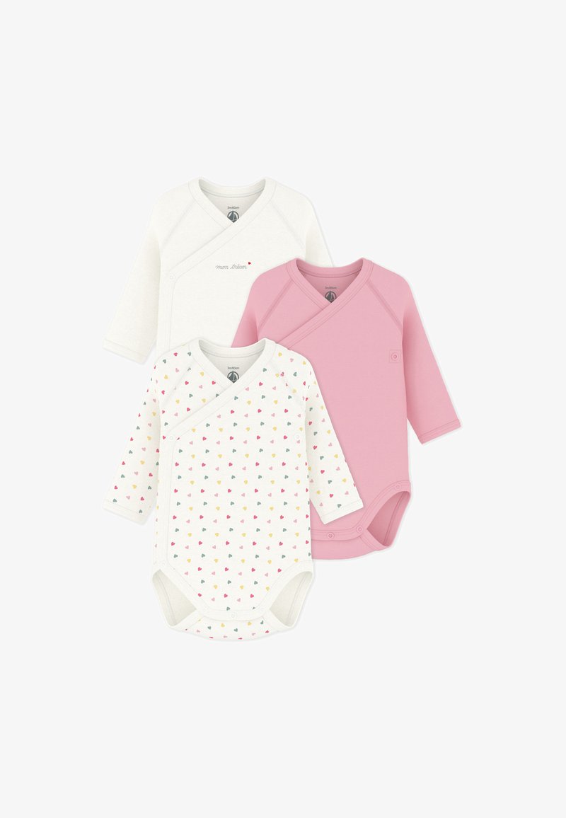Tre body per neonati a maniche lunghe, di colore bianco, rosa e bianco con motivi a cuori multicolori, con chiusure a scatto laterali.