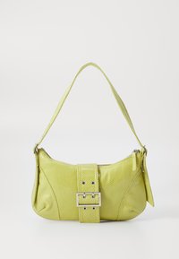 Sac à main texturé vert avec une forme courbée, doté d'une large sangle à boucle, d'une fermeture éclair et d'une finition brillante.