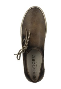 Brun lädersko med en texturerad yta, beige snören och en vit gummisula. Inuti finns en logotyp och storleksmärkning.