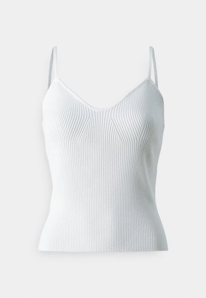 Top de tirantes finos blanco con textura acanalada, que presenta un escote en V y textura vertical en toda la tela. Silueta ajustada.