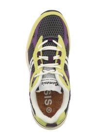 Sneaker a rete grigia con accenti viola e gialli, lacci bianchi e soletta in sughero. Marchio visibile sulla linguetta e sulla soletta.