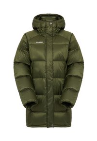 Giacca imbottita verde oliva con cappuccio, caratterizzata da un design trapuntato, cerniera frontale e logo Mammut sul petto; texture liscia e lucida.