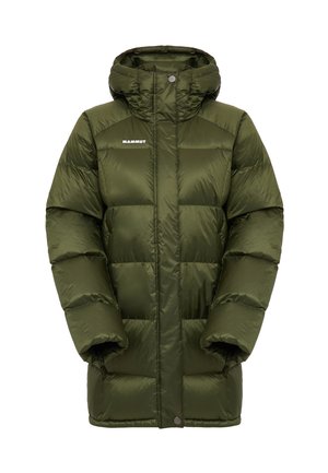 Olivgrön puffertjacka med huva, med en kviltad design, framzipper och Mammut-logotyp på bröstet; slät, glänsande yta.