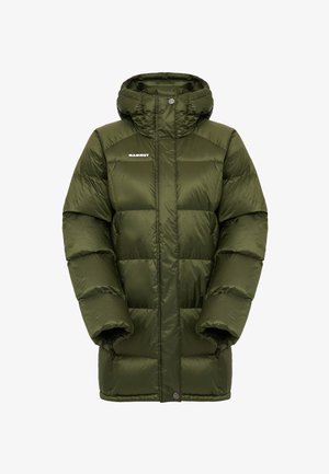 Olivgrön puffertjacka med huva, med en kviltad design, framzipper och Mammut-logotyp på bröstet; slät, glänsande yta.