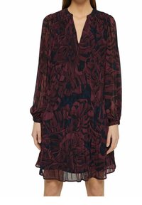 Blommönstrad klänning i mörk burgundy och marinblå, tillverkad av lättviktsmaterial. Har en V-ringning och långa ärmar med rynkade manschetter.