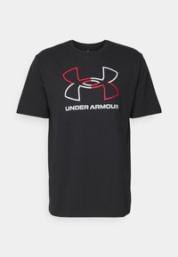 Černé tričko s krátkým rukávem se rozděleným logem Under Armour v červené a bílé barvě a textem "UNDER ARMOUR" umístěným uprostřed pod logem.