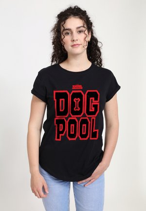 Sort bomulds T-shirt med fed rød grafisk tekst "DOG POOL" og et knoglesymbolet, med oprullede ærmer og en afslappet pasform.