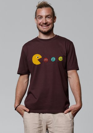 PACMÄNNCHEN - Print T-shirt - red brown