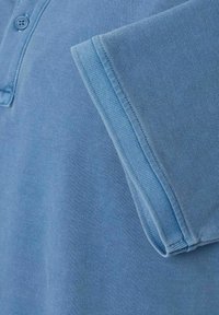 Jasnoniebieska koszulka polo z krótkim rękawem, wykonana z teksturowanej bawełny. Posiada zapięcie na dwa guziki oraz starannie wykonane detale szewne.