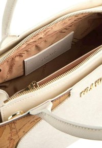 Borsa bianca con un esterno testurizzato, una zip dorata e un accento con un motivo di mappa sul lato. Interno foderato in tessuto beige.