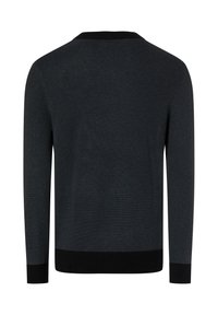 Gestrickter Pullover in Dunkelgrau mit strukturiertem Muster, schwarzem Rippenkragen und -bündchen, mit schlichtem, einfachem Design und langen Ärmeln.