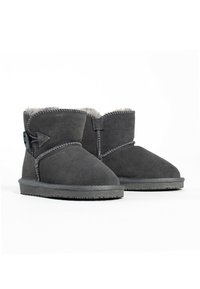 Botas de tobillo de ante gris con un forro suave y peludo, costuras decorativas a lo largo de los bordes y un detalle de hebilla en el costado. Suelas de goma planas.