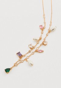 Collier en ton or orné de diverses pierres précieuses, y compris des pierres vertes, violettes et roses, entrecoupées d'accents de perles et de détails en perle.