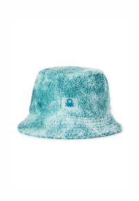 Turkusowy kapelusz typu bucket wykonany z pluszowego materiału, z teksturowaną powierzchnią i kwadratową łatką logo z przodu. Szeroki i zaokrąglony rondo.