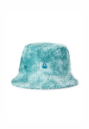 Turquoise emmerhoed van pluche stof, met een getextureerd oppervlak en een vierkante logo-patch aan de voorkant. Brede en ronde rand.