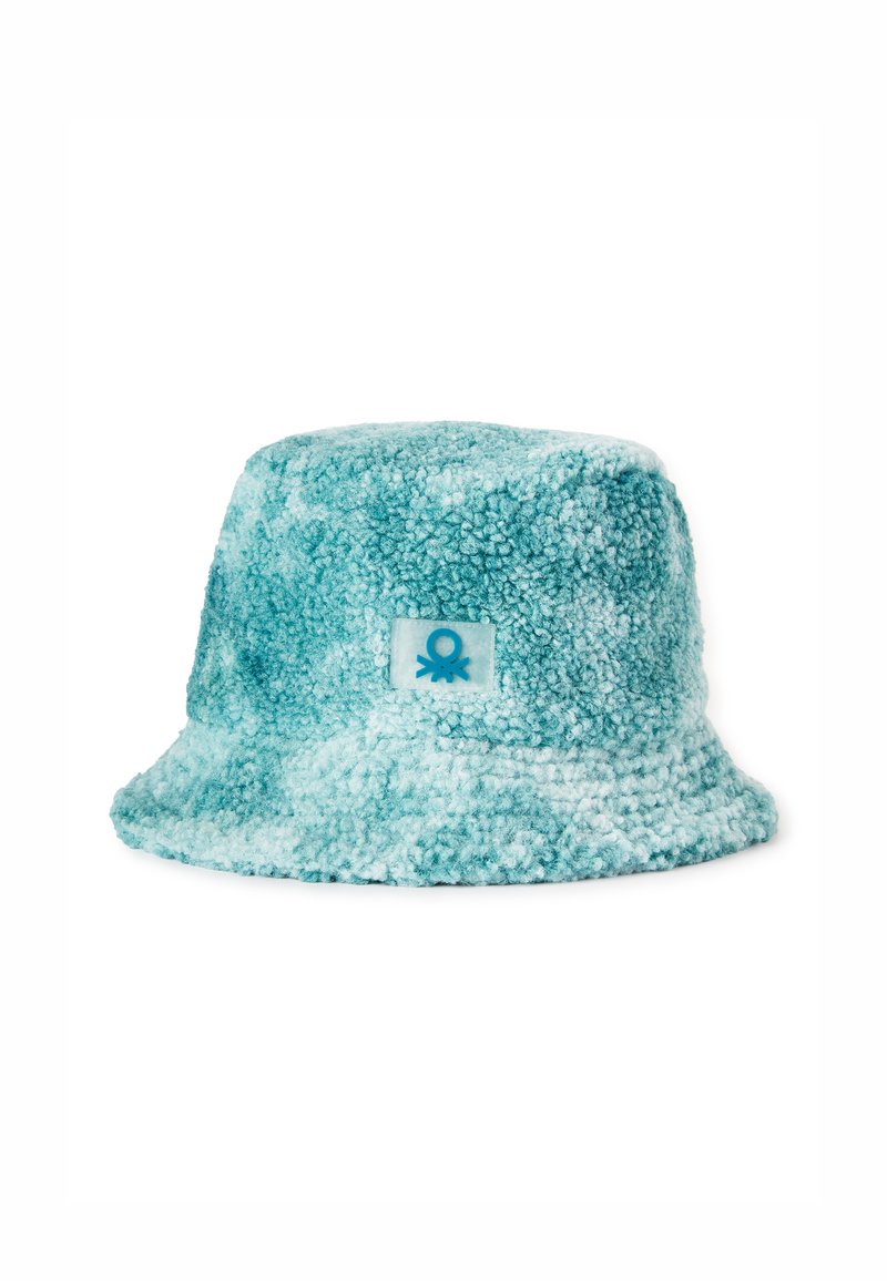 Turkusowy kapelusz typu bucket wykonany z pluszowego materiału, z teksturowaną powierzchnią i kwadratową łatką logo z przodu. Szeroki i zaokrąglony rondo.